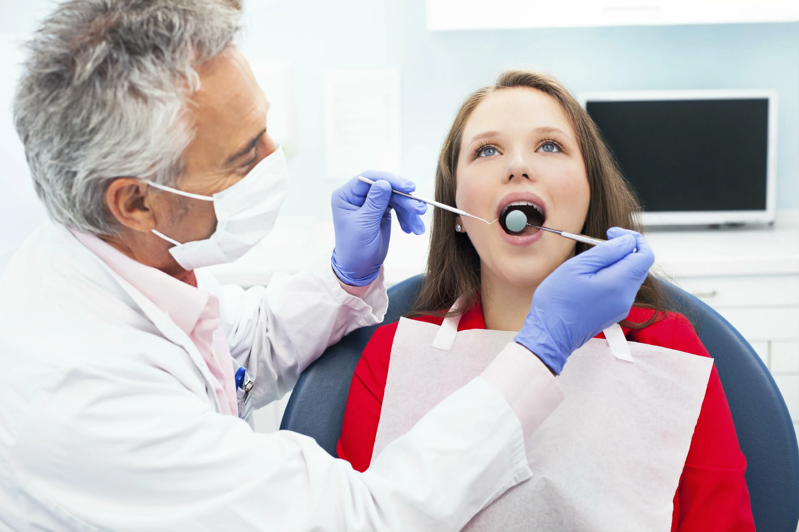 Лечение полости рта и зубов. Стоматолог и пациент. Обследование у стоматолога. Профосмотр у стоматолога.